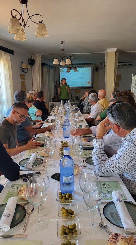 Grupo de productores de Aceitunas de Tenerife disfrutando de una cata guiada de IGP Aceitunas Manzanilla y Gordal de Sevilla.